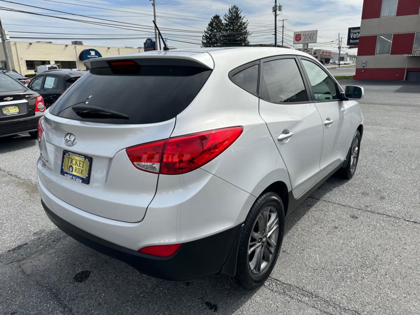 2014 SILVER Hyundai Tucson GL Auto FWD (KM8JT3AF7EU) with an 2.0L L4 DOHC 16V engine, 6-Speed Automatic transmission, located at 1254 Manheim Pike, Lancaster, PA, 17601, (717) 393-9133, 40.062870, -76.323273 - Photo#4